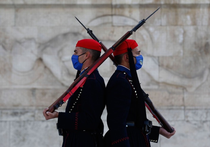 Μνημείο του Αγνώστου Στρατιώτη: Άνδρες της Προεδρικής Φρουράς με μάσκα για τον κορωνοϊό (16 Νοεμβρίου 2020)