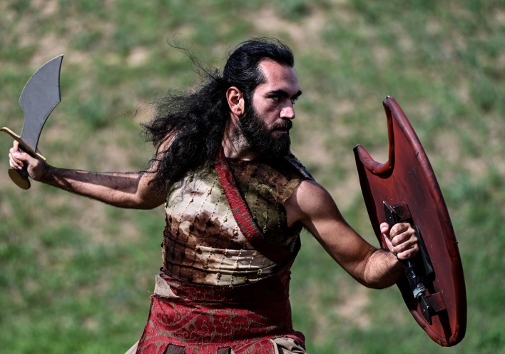 Άνδρας που κρατά ξίφος και ασπίδα