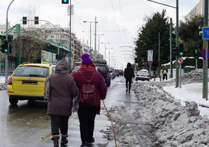 Στιγμιότυπο που δείχνει δύο γυναίκες να περπατούν στη Λεωφόρο Αλεξάνδρας.