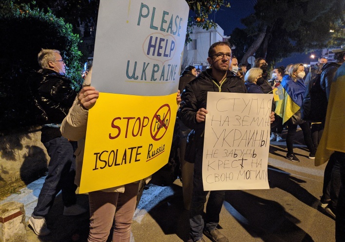 Έλληνες και Ουκρανοί διαδηλώνουν έξω από το προξενείο της Ρωσίας στην Αθήνα