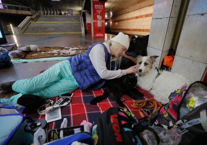 Κίεβο: Γυναίκα με τον σκύλο και τη γάτα της σε σταθμό του μετρό, ο οποίος χρησιμοποιείται ως αυτοσχέδιο καταφύγιο