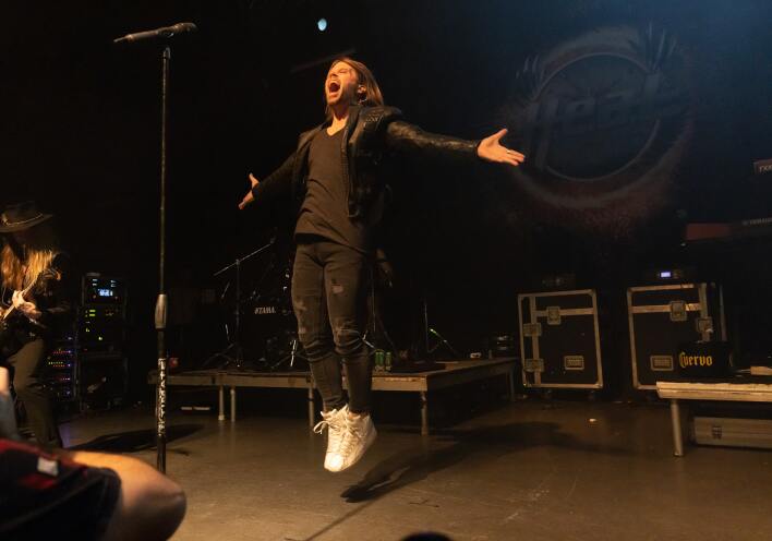 Στιγμιότυπο από τη συναυλία των H.E.A.T. στην Αθήνα, στο Gagarin 205