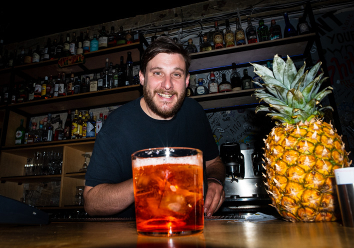 Μπάρμπαν που σερβίρει ποτό στο μπαρ Εφημερίδα ATH