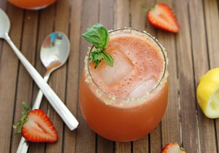 Λεμονάδα με φράουλες και βασιλικό