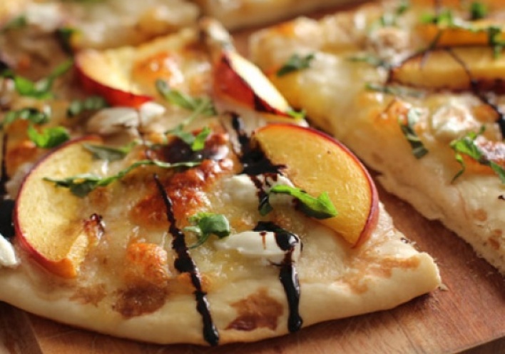 Πίτσα με τυρί, ροδάκινο, βαλσάμικο