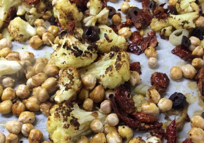 Σαλάτα με ρεβίθια, κουνουπίδι και λιαστές ντομάτες