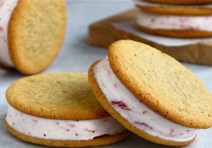 Φραουλένιο παγωτό σάντουιτς