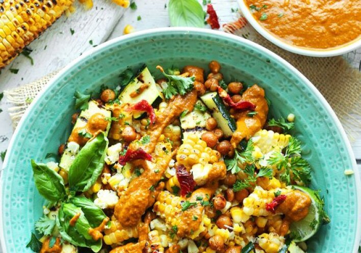 Δροσερή και πεντανόστιμη σαλάτα με καλαμπόκι και κολοκυθάκια