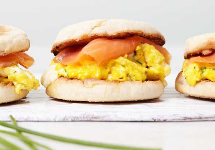 Σάντουιτς με scrambled eggs και σολομό