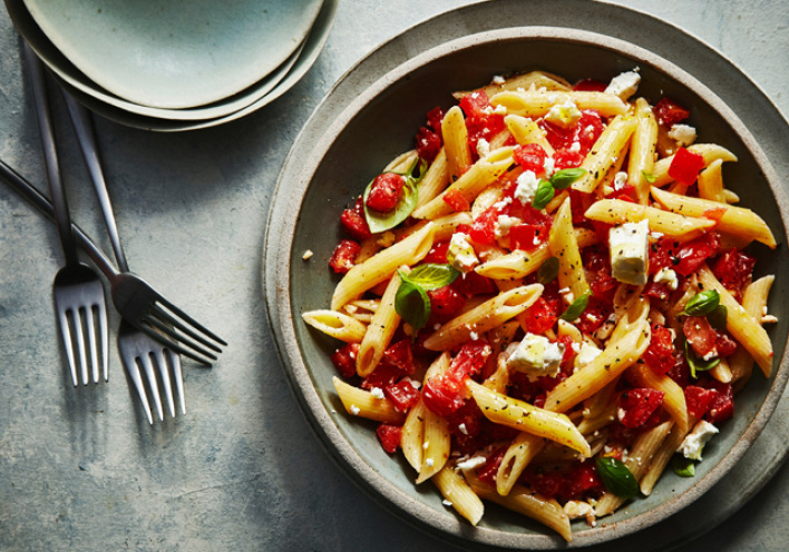 Σαλάτα με πέννες, σαλάμι και πεκορίνο