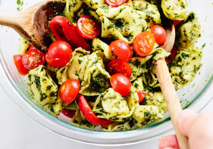 Καλοκαιρινή σαλάτα με τορτελίνι και πέστο