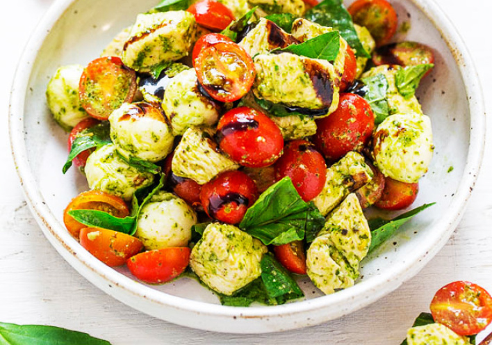 Δροσερή σαλάτα με κοτόπουλο και pesto βασιλικού