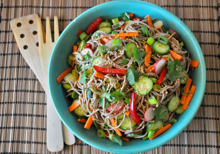 Δροσερή σαλάτα με noodles