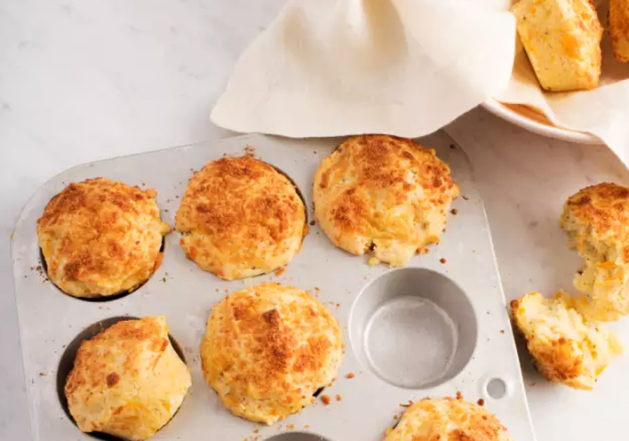 Αλμυρά muffins με γλυκοπατάτα και παρμεζάνα