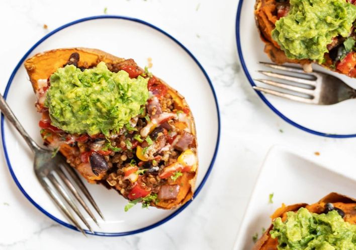 Γλυκοπατάτες στον φούρνο με κινόα και αβοκάντο