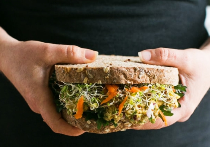 Σάντουιτς με σαλάτα από ρεβίθια