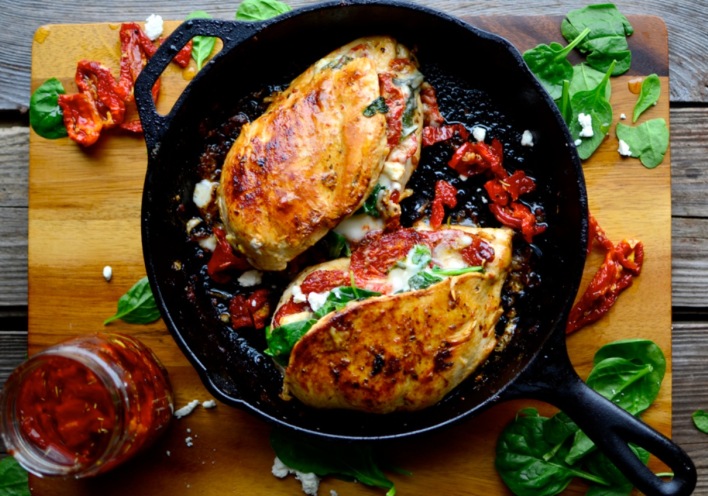 Κοτόπουλο γεμιστό με σπανάκι, λιαστές ντομάτες και φέτα