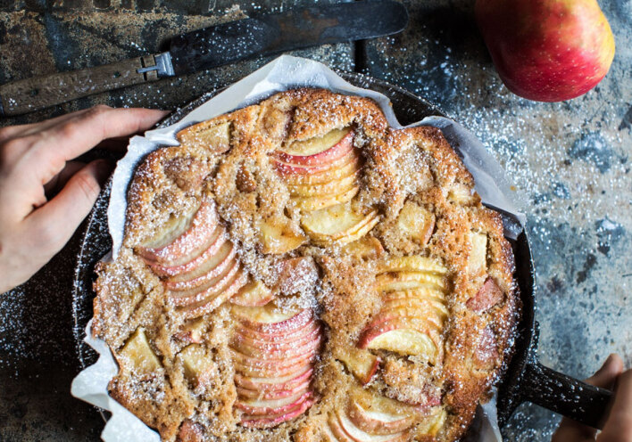 Κέικ μήλου με κονιάκ και κάρδαμο