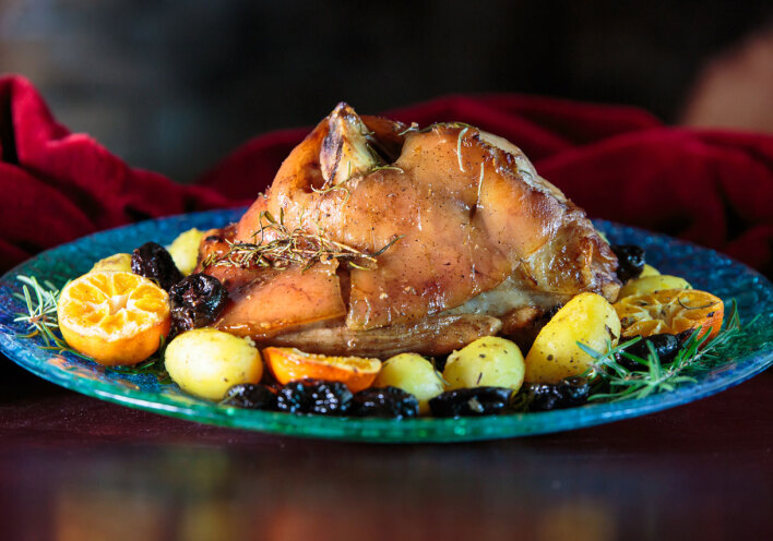 Κότσι χοιρινό με δαμάσκηνα 