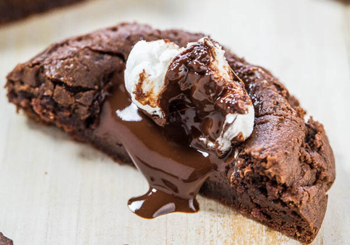 Μπισκότα με λιωμένη σοκολάτα και marshmallows