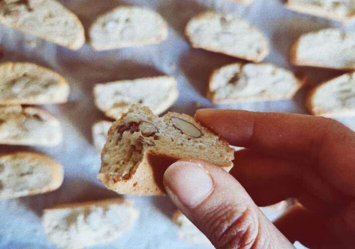 Φτιάχνουμε ιταλικά cantuccini (και τα βουτάμε σε γλυκό κρασί)