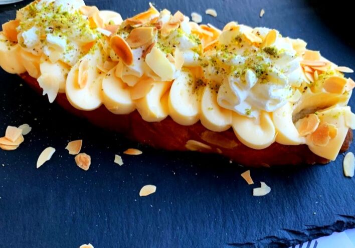 Εκμέκ τσουρέκι με κρέμα μαστίχας