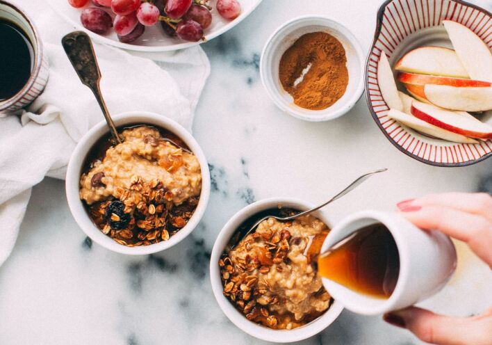 Υγιεινό πρωινό με γάλα και βρώμη