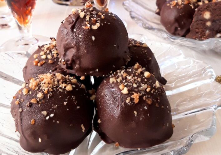 Τρουφάκια με κουραμπιέδες και μελομακάρονα