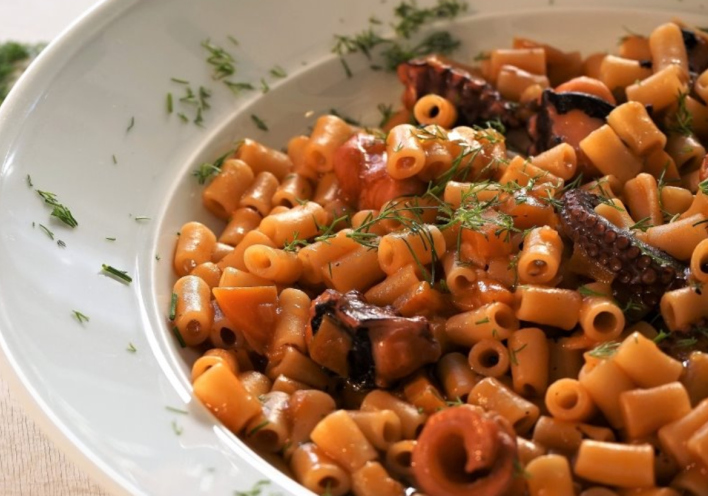 Χταπόδι κοκκινιστό με κοφτό μακαρονάκι