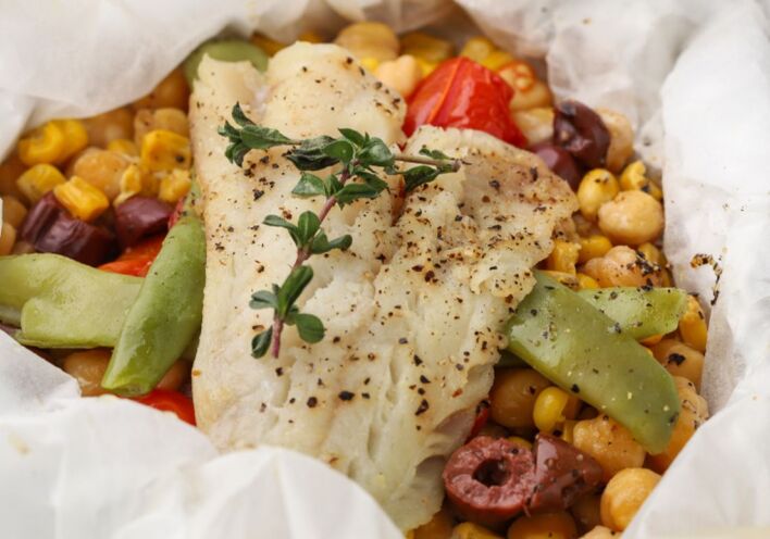 Μπακαλιάρος στον φούρνο με ρεβίθια και ντοματίνια