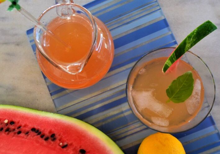 Ροζ λεμονάδα με καρπούζι