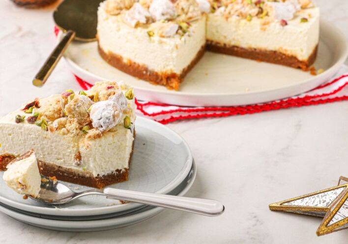 Cheesecake με κουραμπιέδες και μελομακάρονα