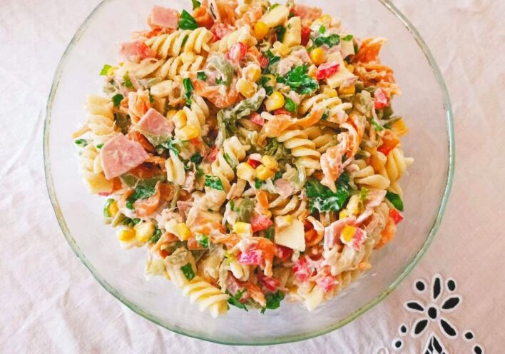 Πολύχρωμη και πεντανόστιμη σαλάτα ζυμαρικών