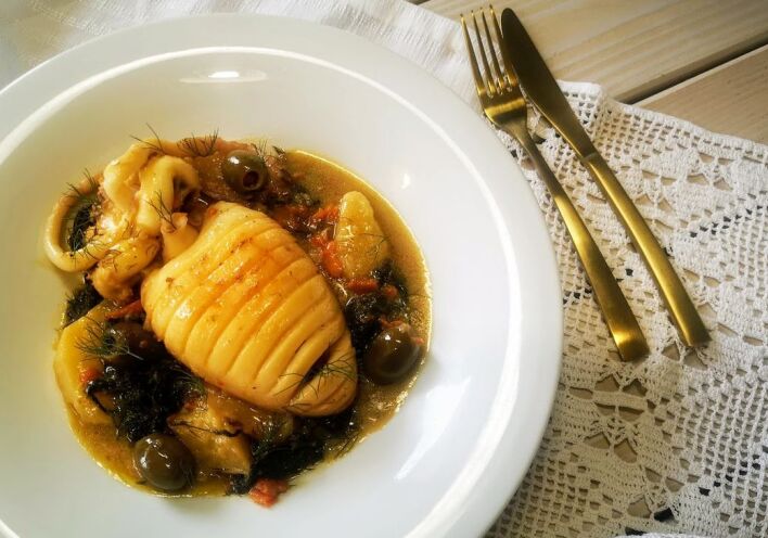 Σουπιές λεμονάτες ντερμπιέ με μάραθα και πατάτες 