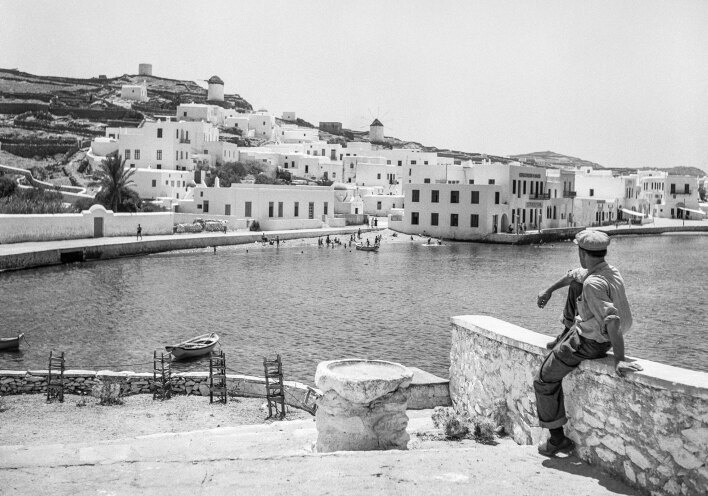 Μύκονος, 1955. Θέα από το Καμνάκι προς την παραλία της Αγίας Άννας στη Χώρα ©Robert McCabe