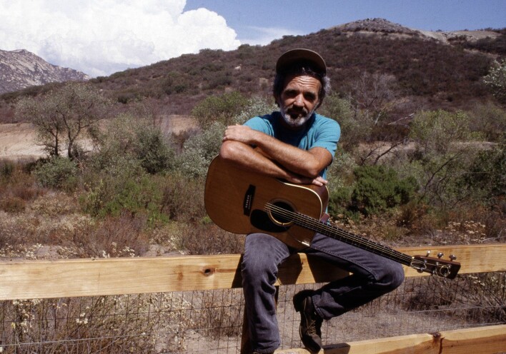 O J.J. Cale κοντά στο σπίτι του στο Σαν Ντιέγκο, Καλιφόρνια, 1989 