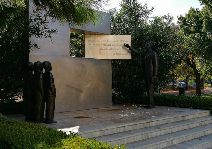 Μνημείο του Ελληνα Δασκάλου, Πλατεία Μαδρίτης