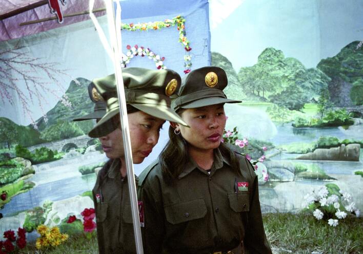 Στρατιωτίνες του αντάρτικου στρατού KIA (Kachin Independent Army) στην πόλη Myitkyina της βόρειας Myanmar