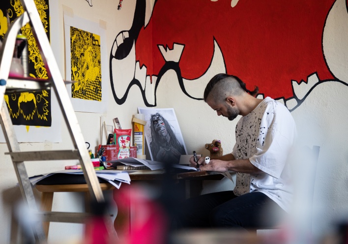 Ο εικαστικός Γιώργος Τζινούδης