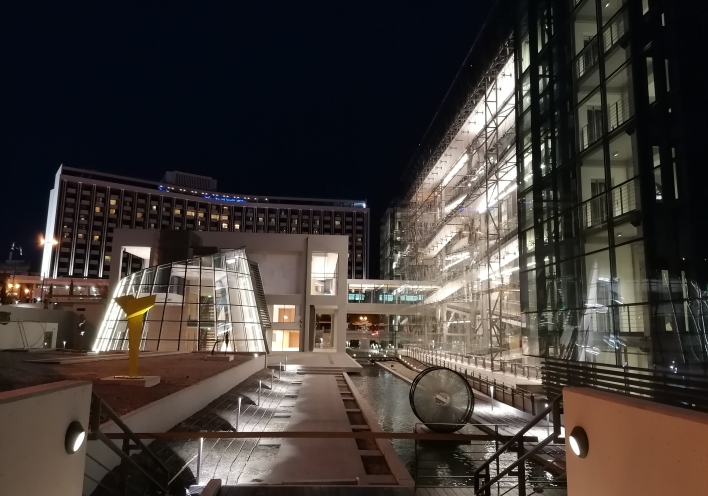 Το κανάλι που αναπαριστά συμβολικά τον ποταμό Ιλισό με το έργο του Κ. Βαρώτσου. Αριστερά το γλυπτό του Κ. Κουλεντιανού © Έλενα Ντάκουλα