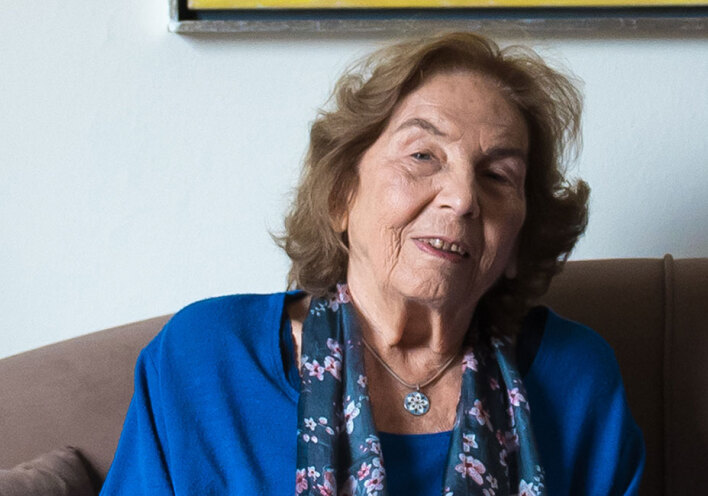 Άλκη Ζέη καθισμένη στον καναπέ του σπιτιού της