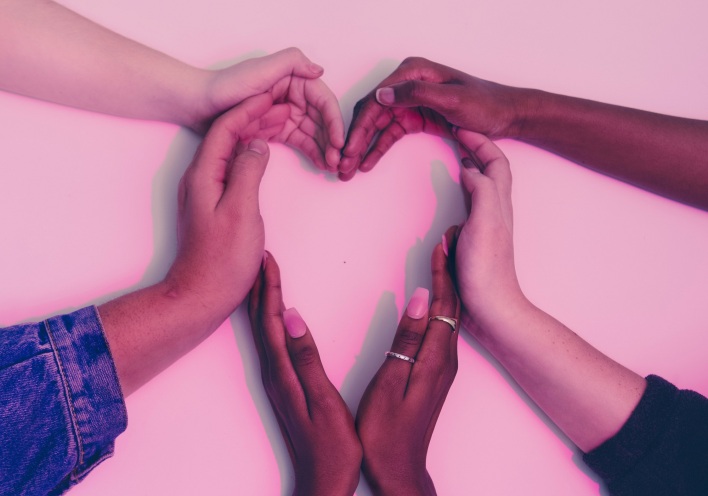 Χέρια ενωμένα σχηματίζουν καρδιά
