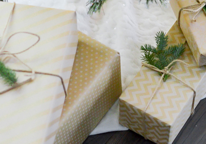 Τυλιγμένα δώρα κάτω από το χριστουγεννιάτικο δέντρο