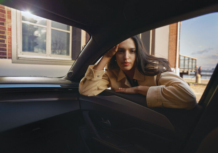 Μελαχρινή γυναίκα σκυμένη στο παράθυρο αυτοκινήτου, οπτική από το εσωτερικό του αυτοκινήτου