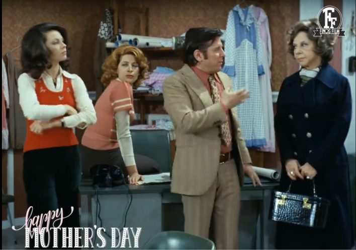 Σκηνή από την ταινία «30 γυναίκες κι εγώ» με τον Κώστα Βουτσά και τη «μητέρα» του