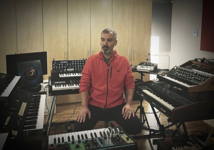 Ο Αθηναίος μουσικός Sunday παρουσιάζει σε πρώτη μετάδοση στην ιστοσελίδα της Athens Voice το νέο του videoclip “Go”. 