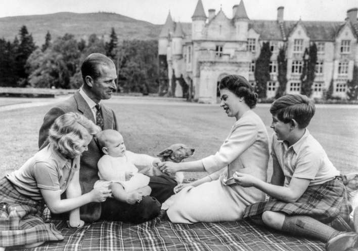 Η βασίλισσα Ελισάβετ και ο πρίγκιπας Φίλιππος με τα τρία μικρότερα παιδιά τους το 1970