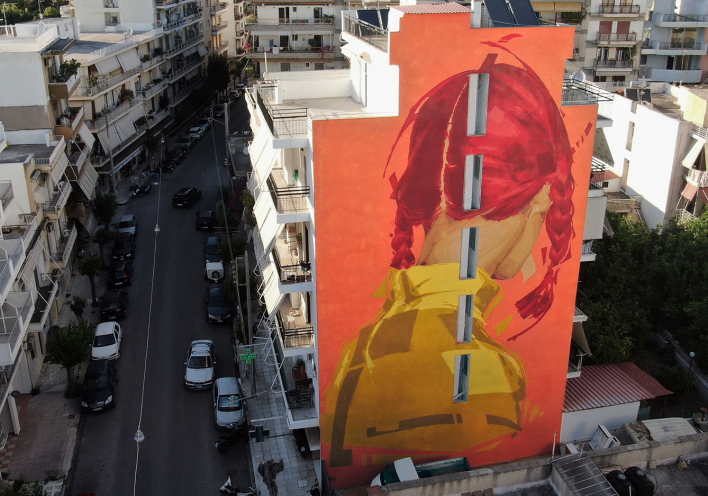 H τοιχογραφία του Γιάννη Βαλυράκη στην Πάτρα με τίτλο «Alice, justice is not blind»