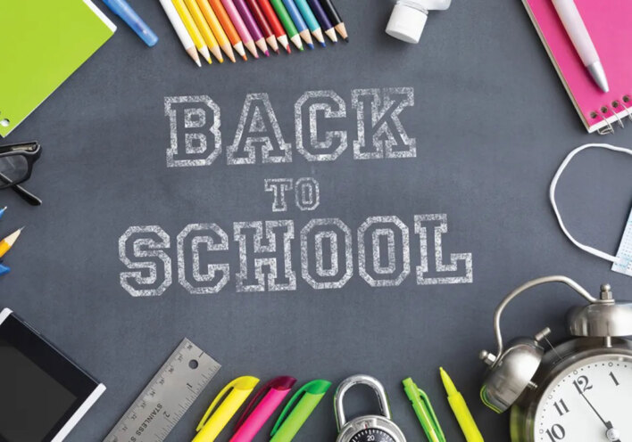 Εικαστικό που γράφει «Back to School»