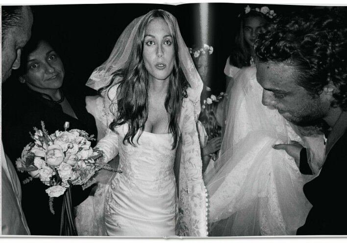 Το νέο φωτογραφικό άλμπουμ του Mario Testino «I Love You» με εικόνες που τράβηξε στις πιο διάσημες γαμήλιες τελετές, κυκλοφορεί από την TASCHEN